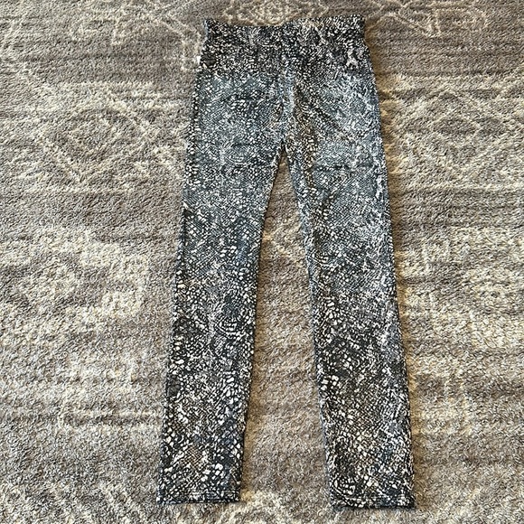 NWT SPANX Faux Leather Snake Shine Leggings Grey Black - Picture 6 of 6